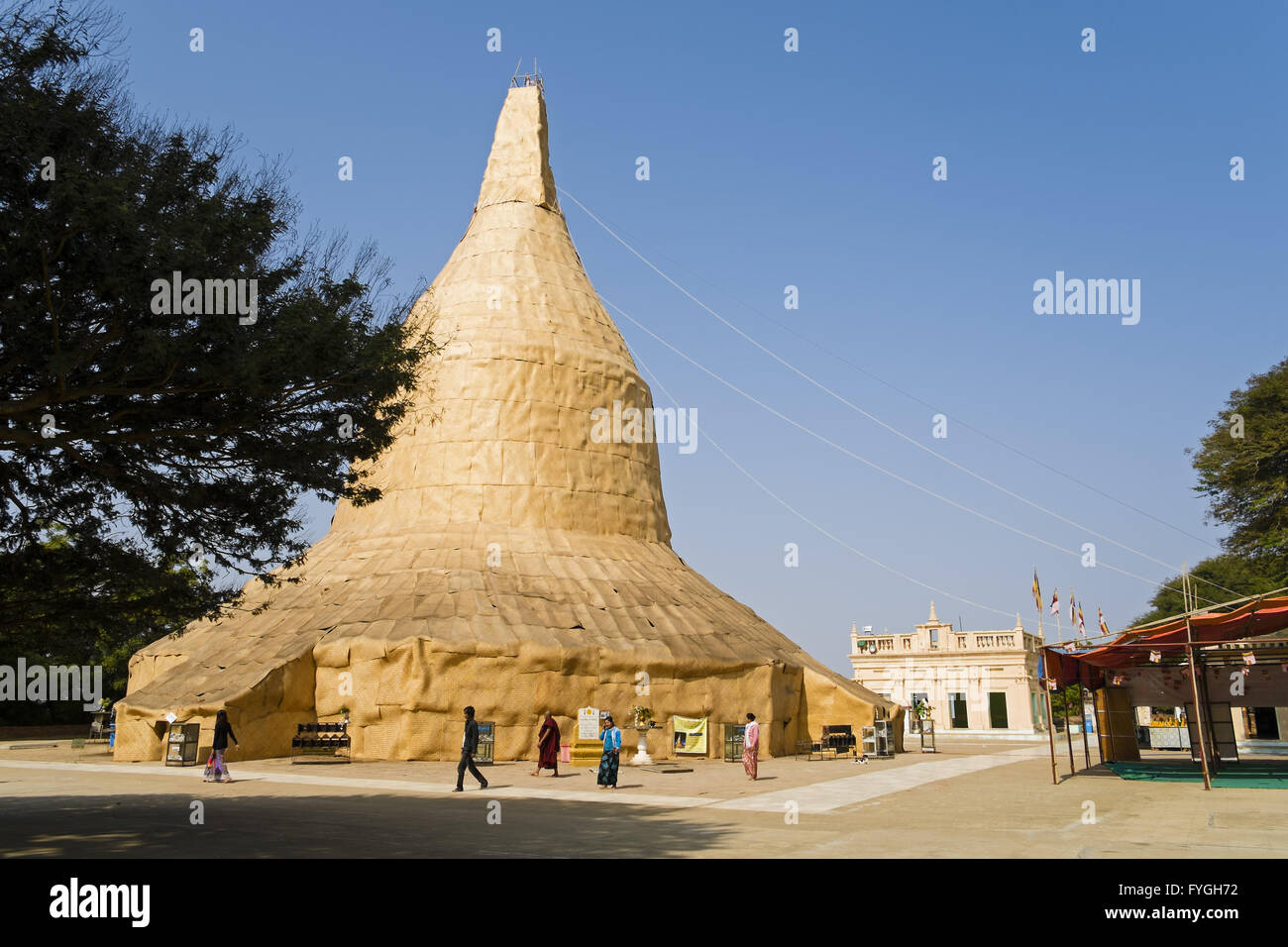 Lavori di restauro al Lawkananda Pagoda, Bagan Foto Stock