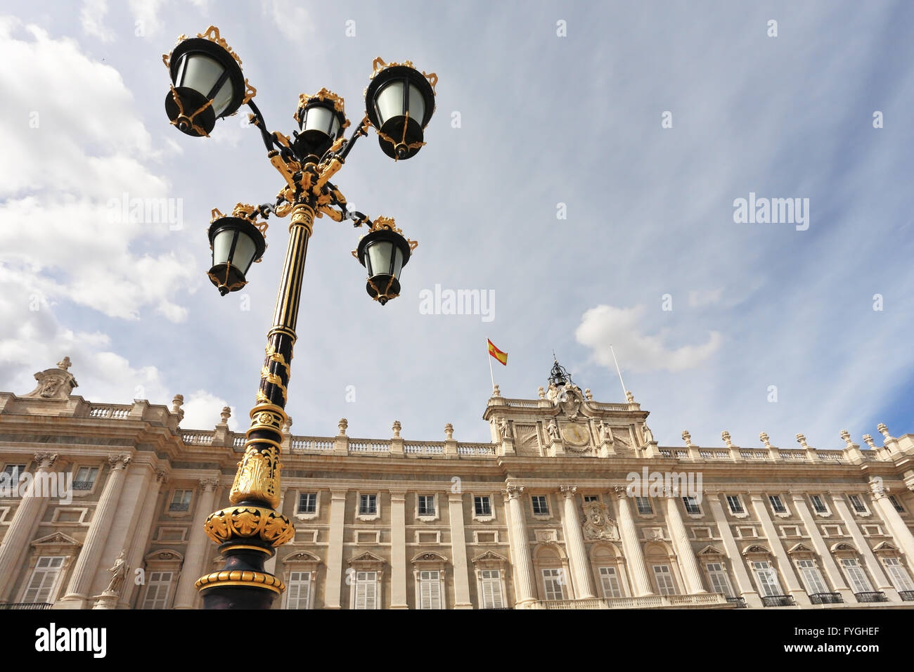 Lanterne in stile barocco adornano il palazzo Foto Stock