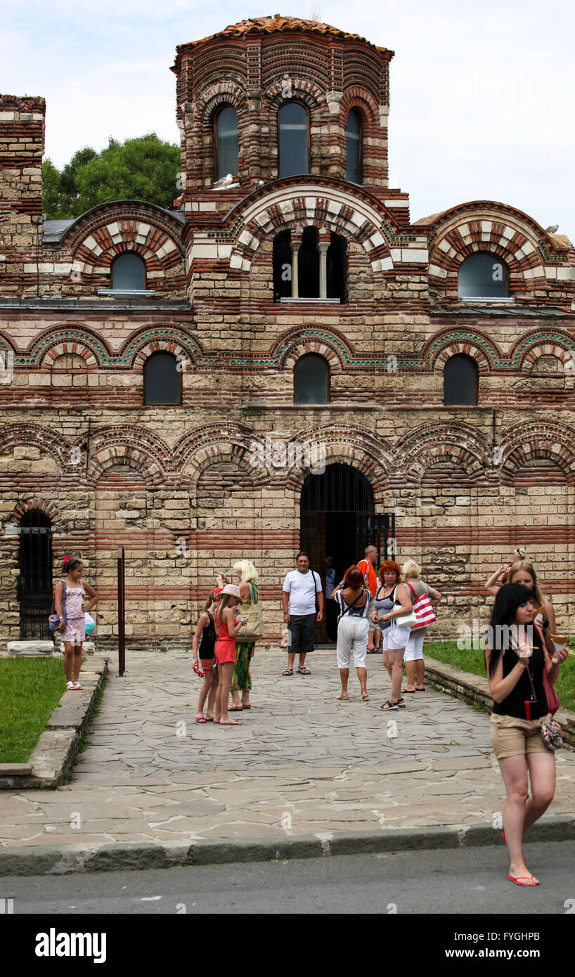 Nesebar, Bulgaria - 06/23/2013: visitare la gente vecchia a giugno 23, 2013 Giorno di Nessebar, Bulgaria. Nessebar nel 1956 è stata dichiarata Foto Stock
