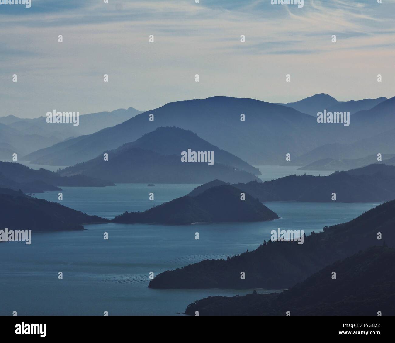 Kenepuru Sound e colline su una serata nebbiosi Foto Stock