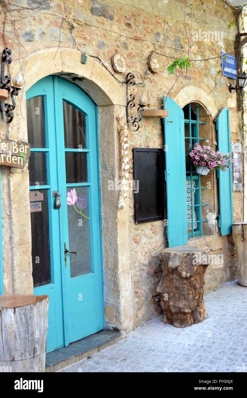 Una facciata in pietra con una porta e di una finestra di colore blu Foto Stock