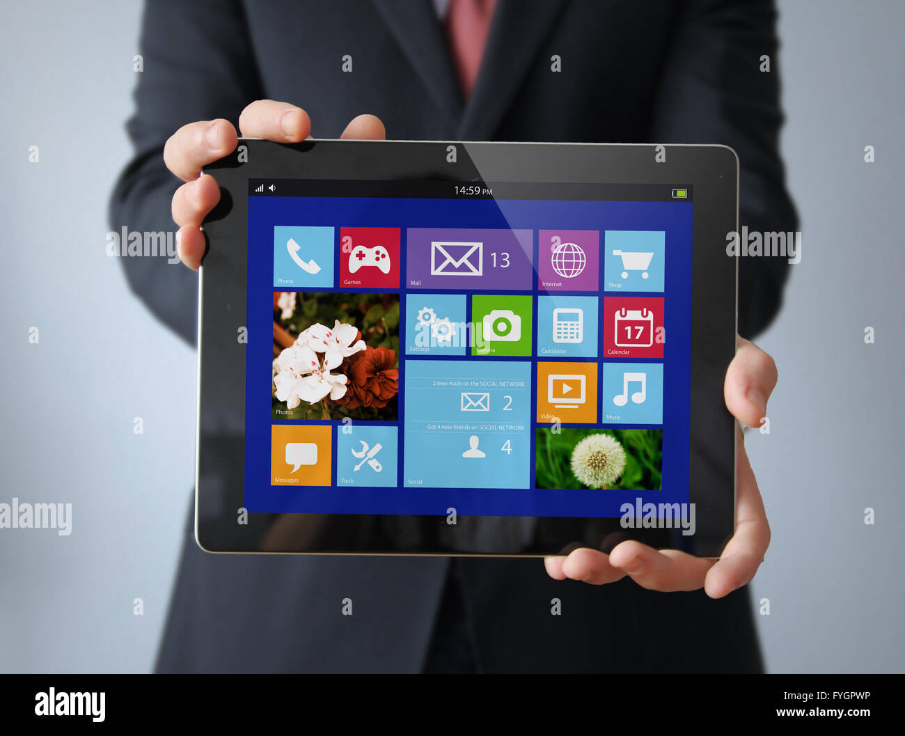 La comunicazione wireless concetto: imprenditore con un tablet con applicazioni sullo schermo Foto Stock