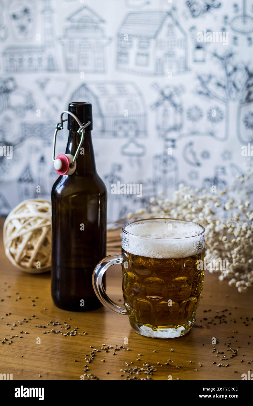 Bottiglia e la pinta di birra artigianale Foto Stock