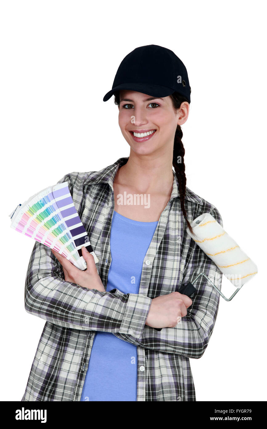 Pittore femmina tenendo una spazzola a rullo e un grafico a colori Foto Stock