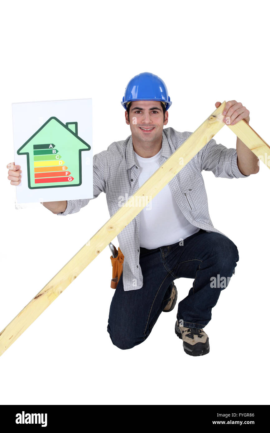 Tradesman tenendo un telaio e un efficienza energetica a grafico Foto Stock