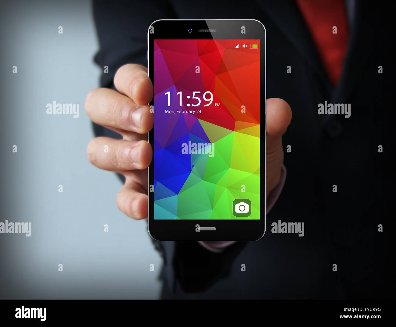Le aziende e la mobilità il concetto di comunicazioni: imprenditore tenendo un moderno smartphone con colorata interfaccia touchscreen Foto Stock