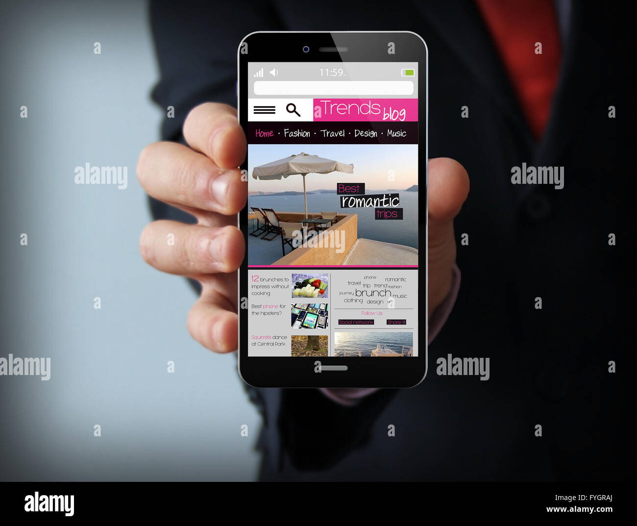 Le aziende e la mobilità il concetto di comunicazioni: imprenditore tenendo un moderno smartphone con tendenze blog sullo schermo Foto Stock