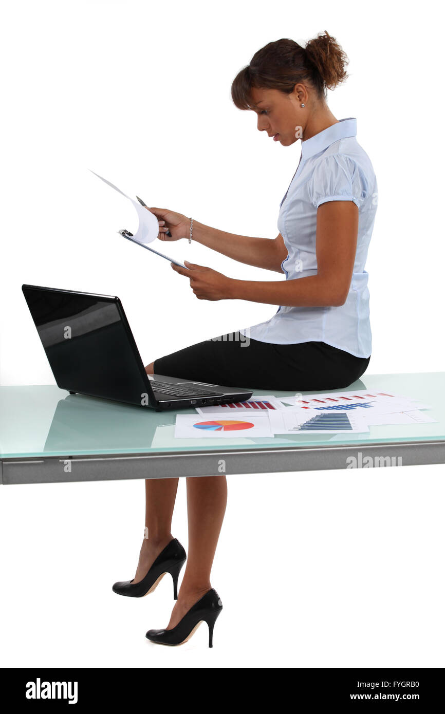 Donna rivedendo i risultati di una ricerca di mercato Foto Stock