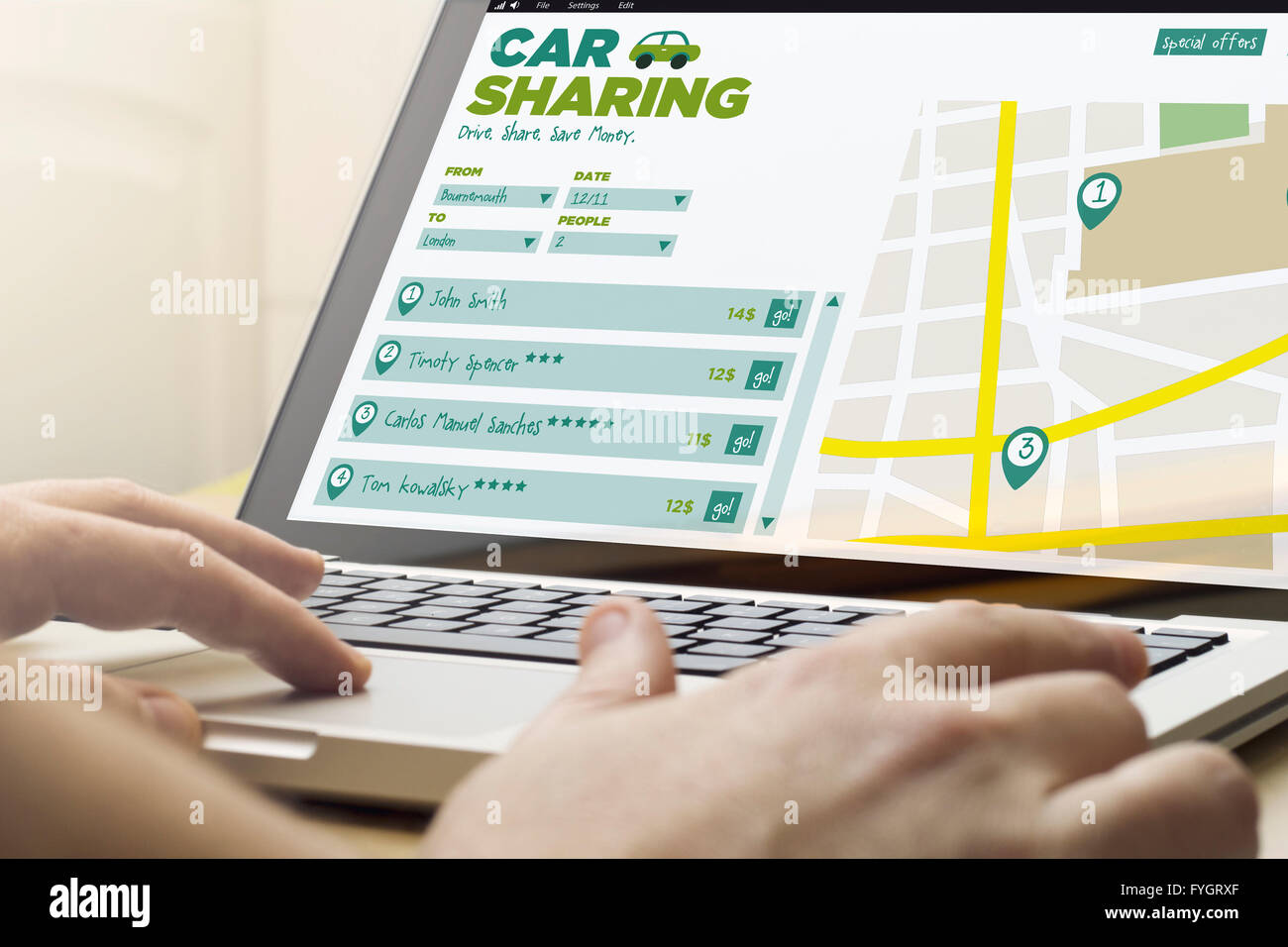 Viaggi e concetto di viaggio: un uomo che sta utilizzando un computer portatile con il car sharing software su schermo. Grafici dello schermo sono costituiti. Foto Stock
