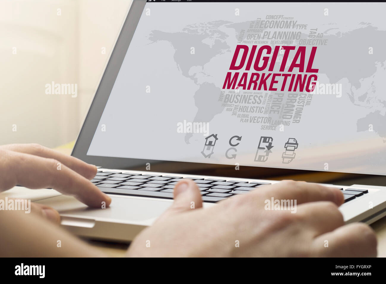 Marketing concetto digitale: un uomo che sta utilizzando un computer portatile con generata da computer di marketing digitale interfaccia su schermo Foto Stock