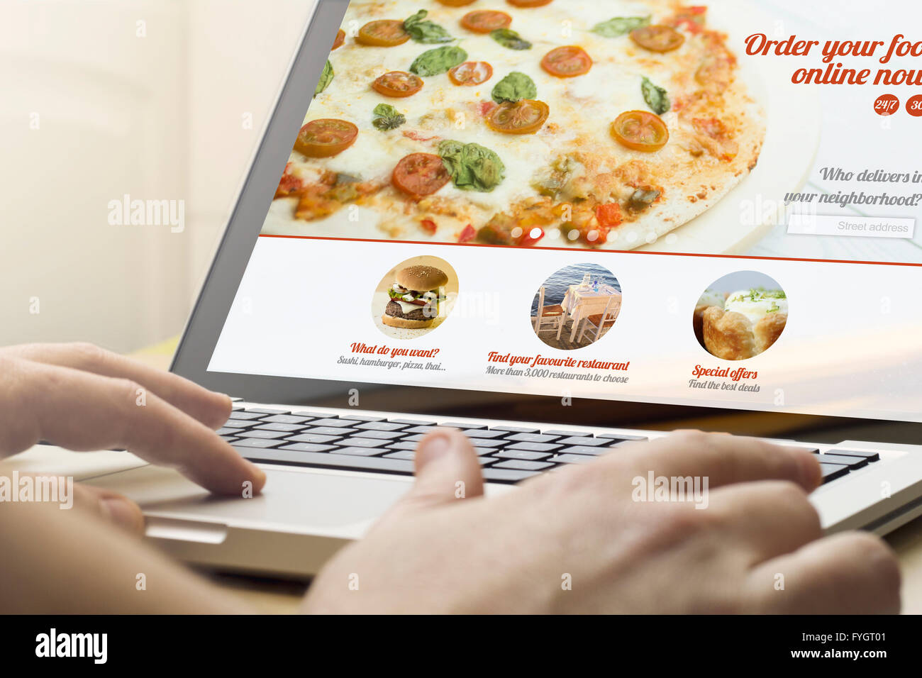 Business online concetto: un uomo che sta utilizzando un computer portatile con ordinare del cibo sito online sullo schermo. Grafici dello schermo sono costituiti. Foto Stock