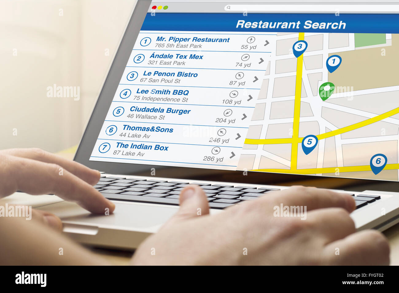 Ricerca ristorante concetto: un uomo che sta utilizzando un computer portatile con ristorante cerca software sullo schermo. Tutti i grafici dello schermo sono costituiti. Foto Stock