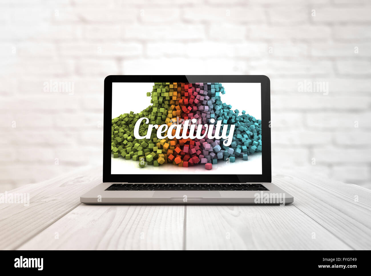 Il concetto di creatività: generati digitalmente portatile su un tavolo di legno con coloratissimi pixel sullo schermo. Grafici dello schermo sono costituiti. Foto Stock
