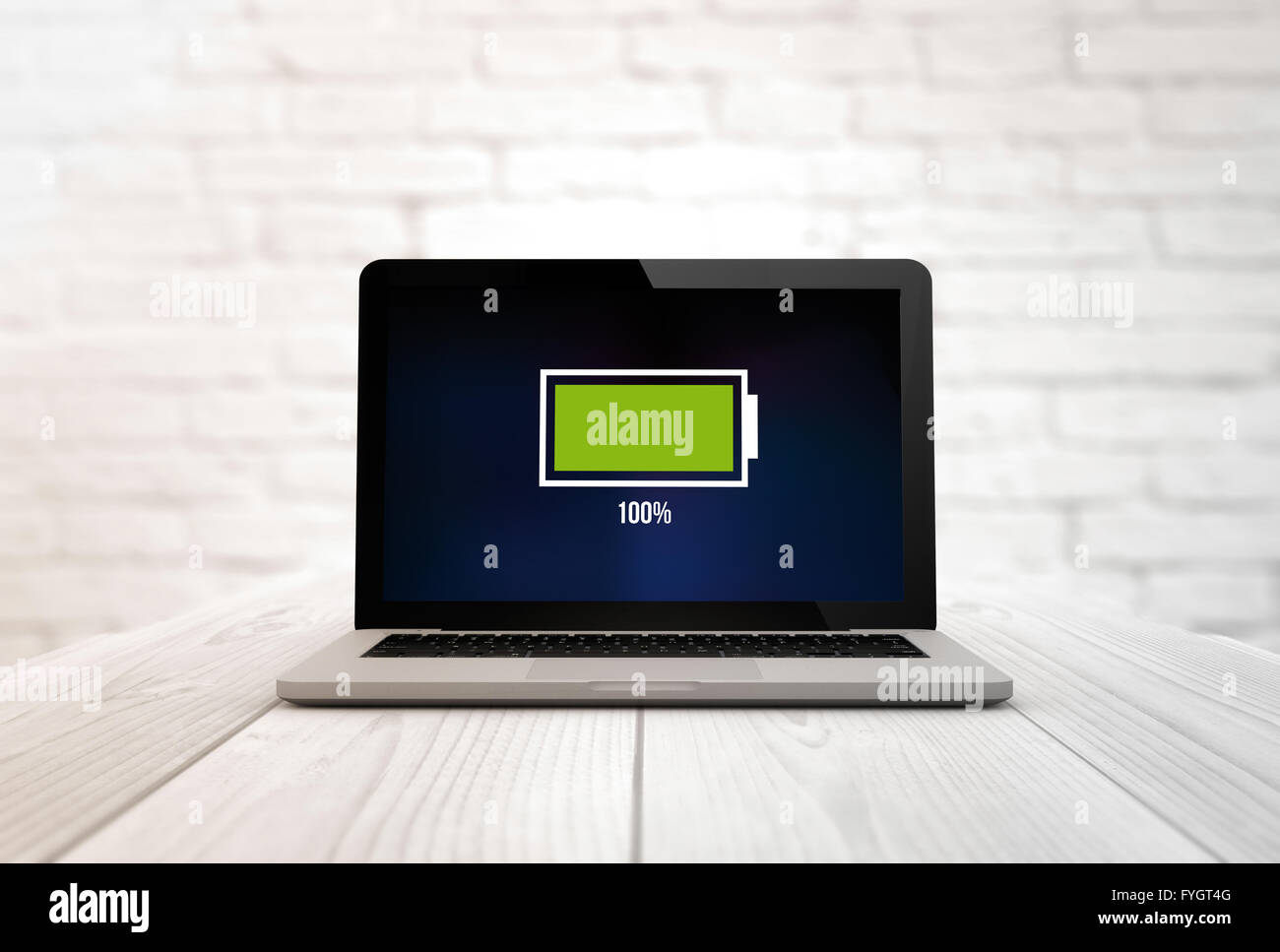 Energyconcept: generati digitalmente portatile su un tavolo di legno con batteria completamente carica. Grafici dello schermo sono costituiti. Foto Stock