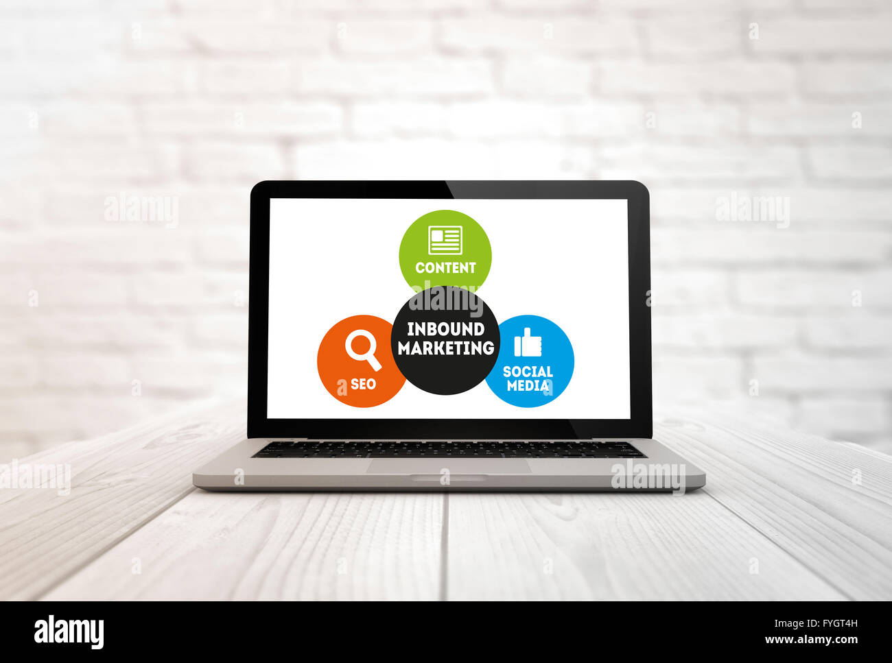 Generati digitalmente portatile su un tavolo di legno con il marketing in entrata. Grafici dello schermo sono costituiti. Foto Stock