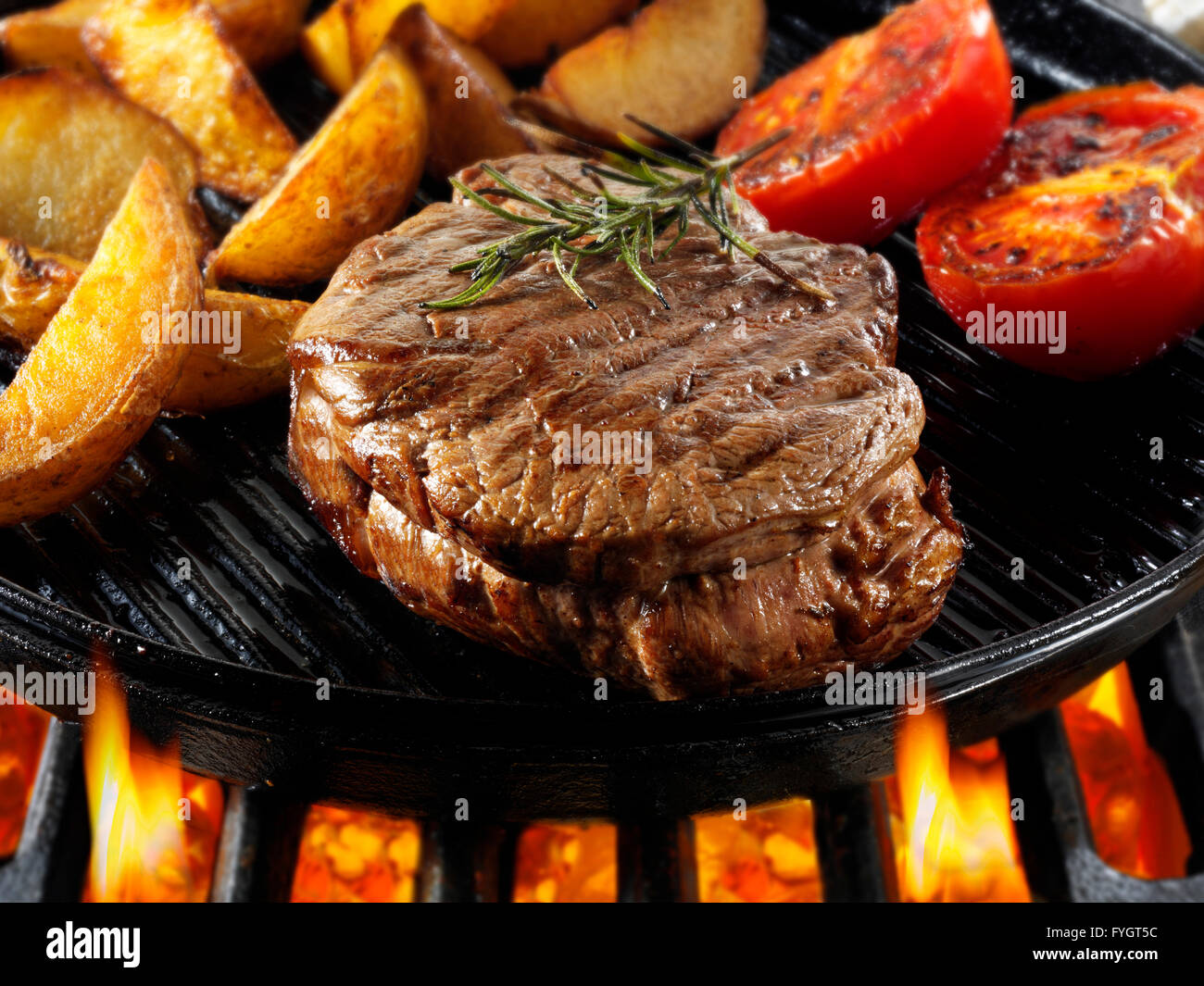 Filetto di manzo bistecche essendo pan fried su fiamme libere Foto Stock