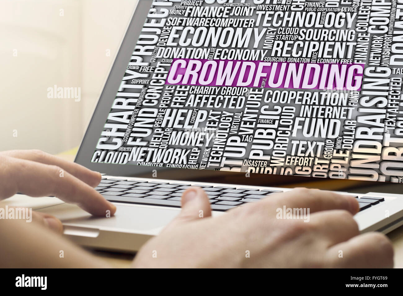 Concetto crowdfunding: un uomo che sta utilizzando un computer portatile con cloud crowdfunding parole sullo schermo Foto Stock