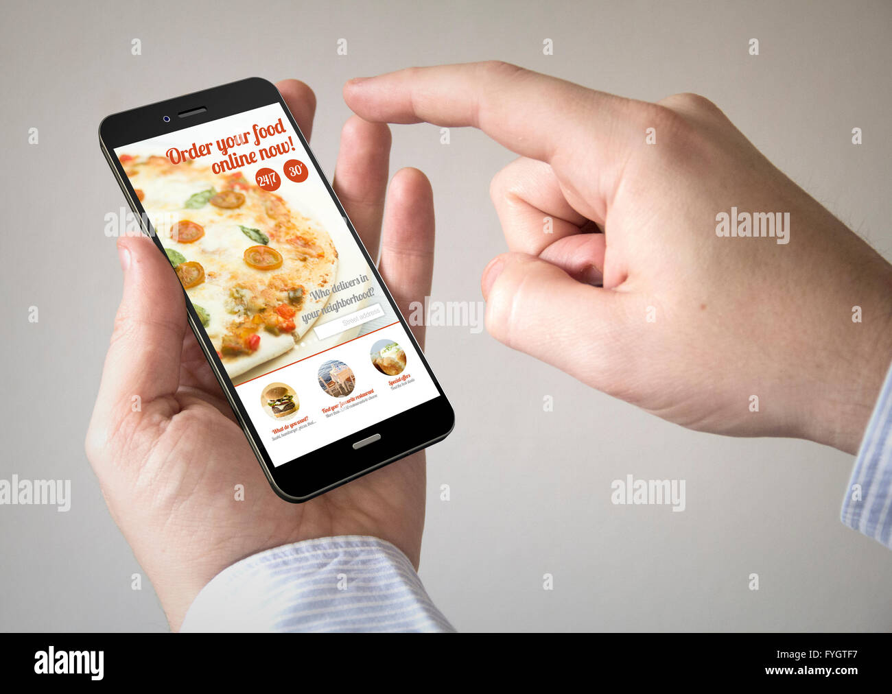 Close up uomo utilizzando 3d generati mobile smart phone con ordinare del cibo sito online sullo schermo. Grafici dello schermo sono realizzati fino Foto Stock