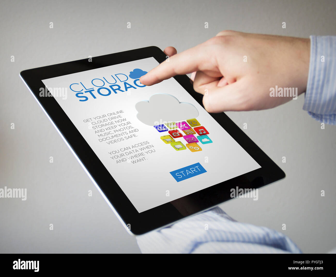 Le nuove tecnologie il concetto: mani con touchscreen tablet con lo storage cloud sullo schermo. Grafici dello schermo sono costituiti. Foto Stock