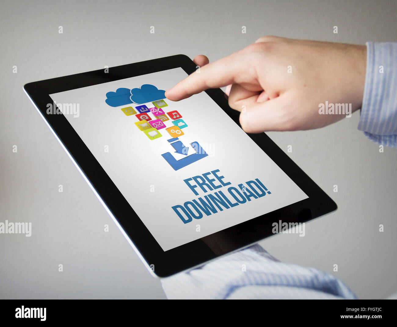 Le nuove tecnologie il concetto: mani con touchscreen tablet con download gratuito sullo schermo. Grafici dello schermo sono costituiti. Foto Stock