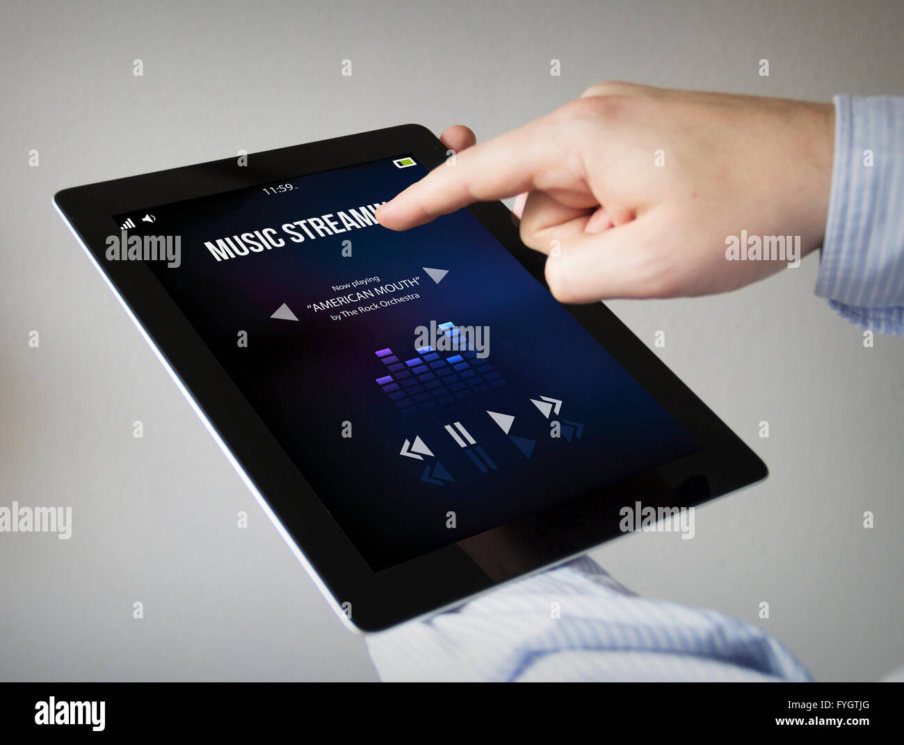 Le nuove tecnologie il concetto: mani con touchscreen tablet lo streaming di musica online. Grafici dello schermo sono costituiti. Foto Stock