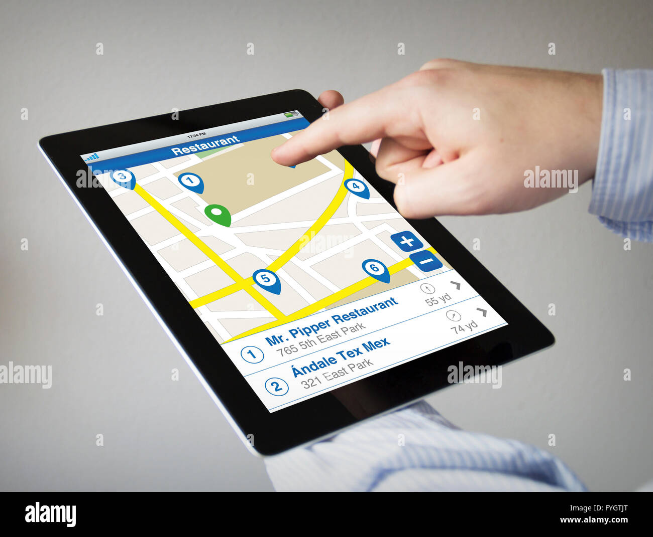 Le nuove tecnologie il concetto: mani con touchscreen tablet con ricerca ristorante. Tutti i grafici dello schermo sono costituiti. Foto Stock