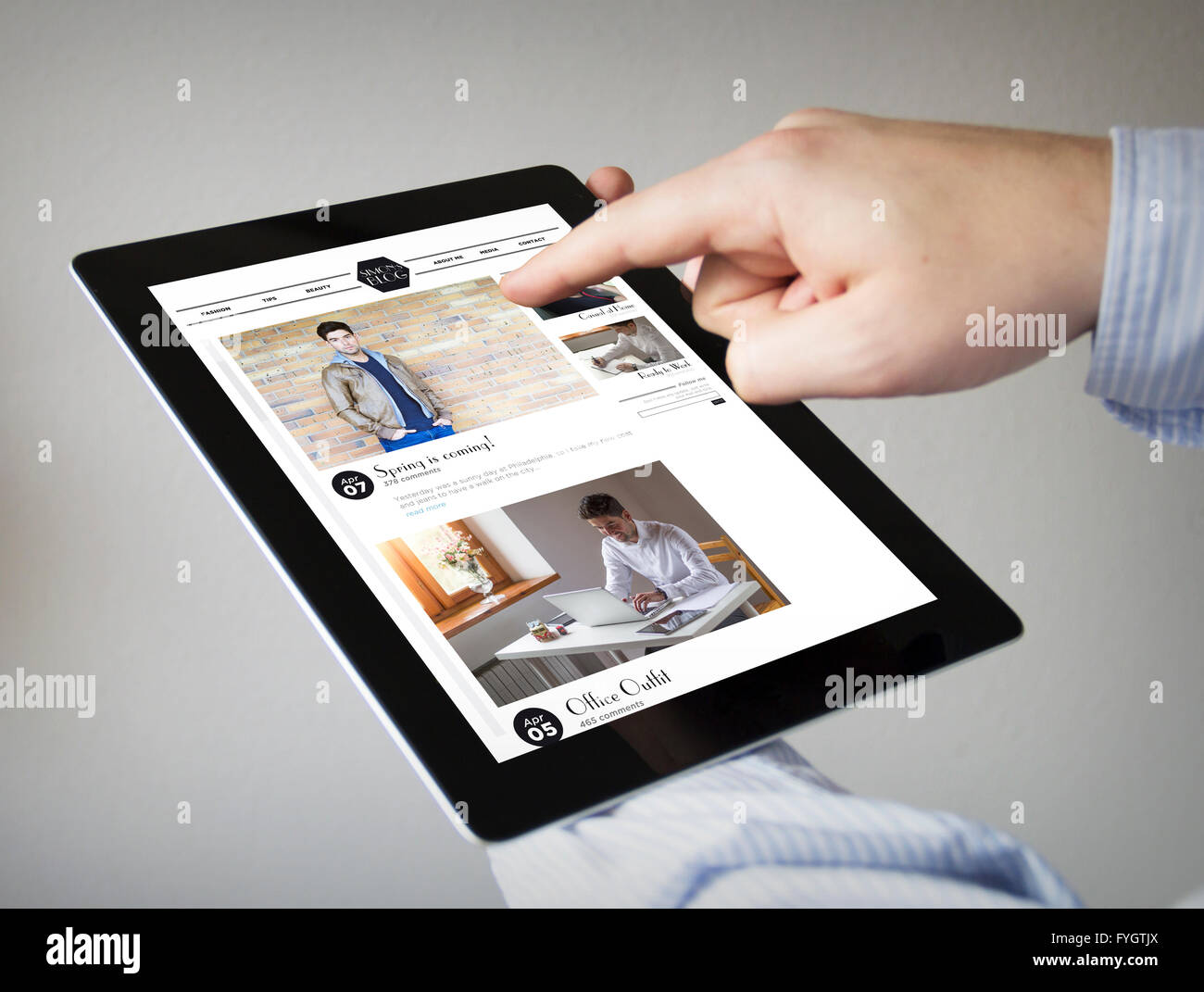 Le nuove tecnologie il concetto: mani con touchscreen tablet con blog di moda sullo schermo. Grafici dello schermo sono costituiti. Foto Stock