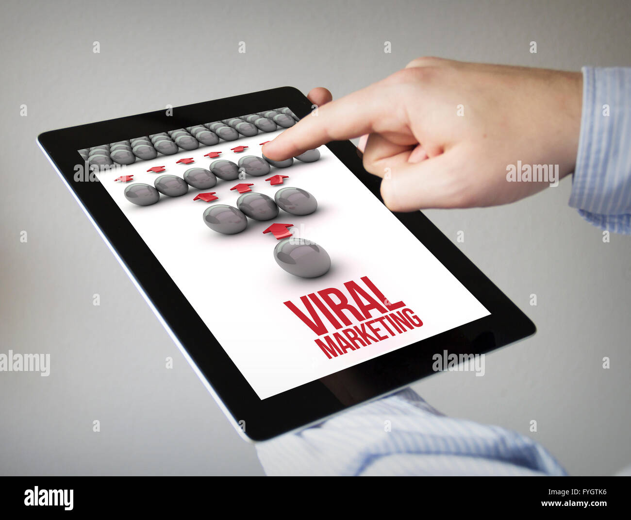 Le nuove tecnologie il concetto: mani con touchscreen tablet con il marketing virale concetto sullo schermo. Grafici dello schermo sono costituiti. Foto Stock