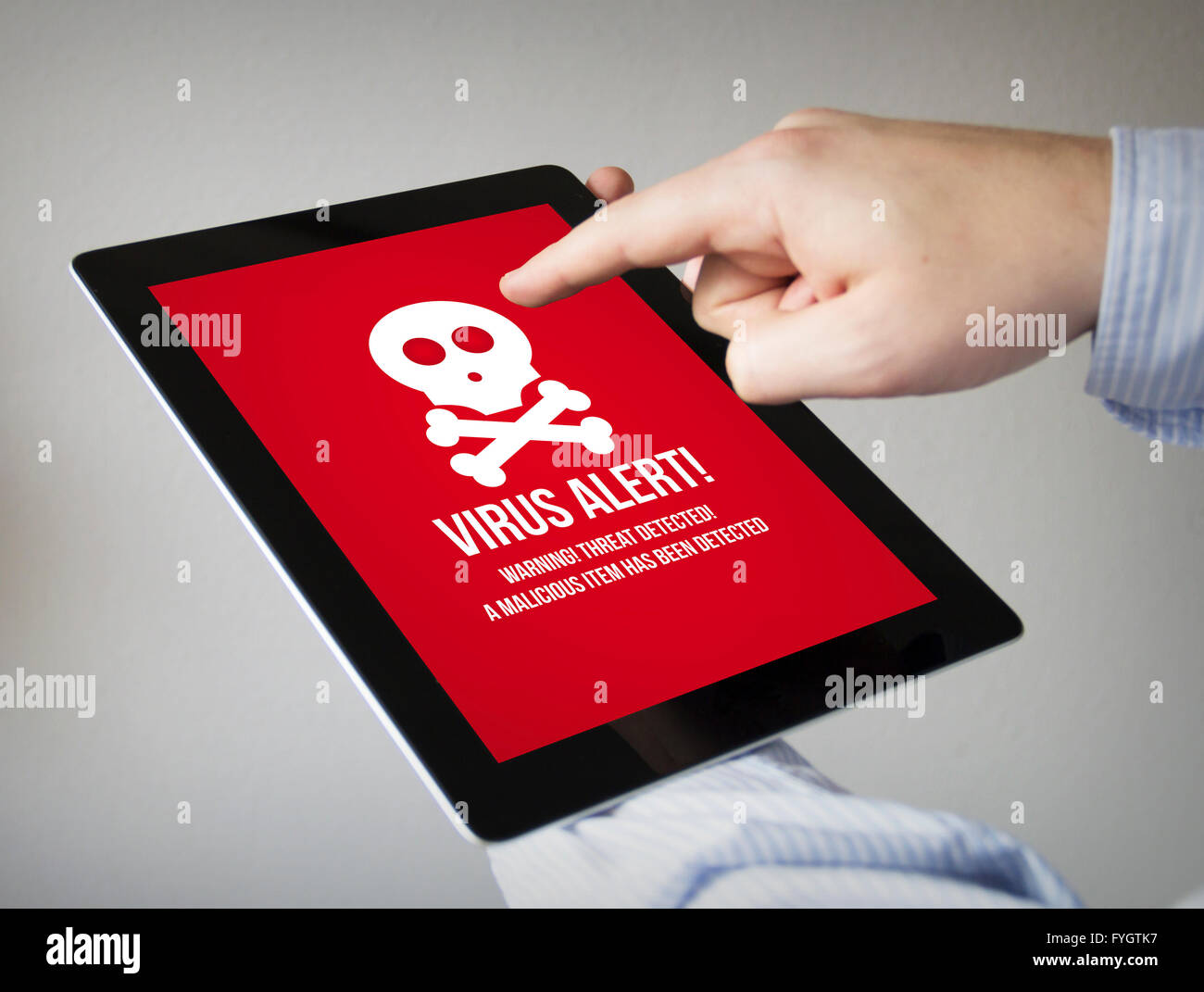 Le nuove tecnologie il concetto: mani con touchscreen tablet con allarme virus sullo schermo. Grafici dello schermo sono costituiti. Foto Stock
