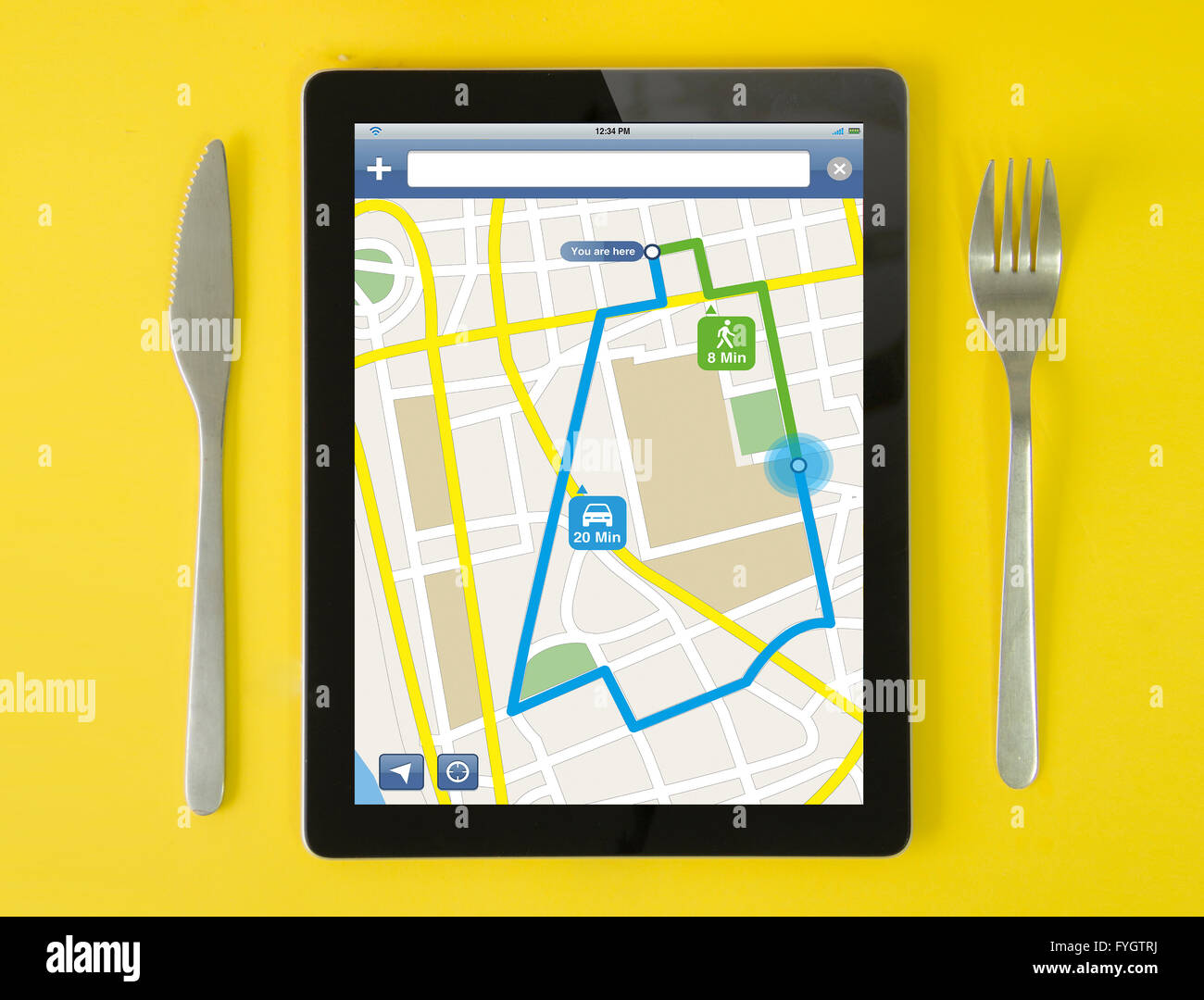 Tablet concetto gps: hipster colazione con route planner app su un tablet schermo. i grafici dello schermo sono costituiti. Foto Stock