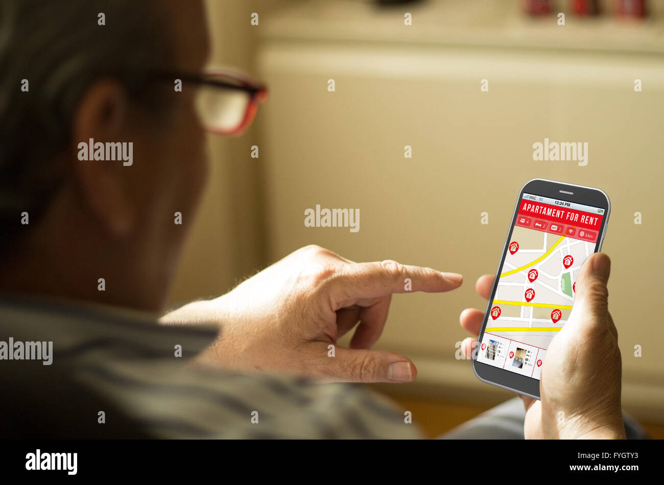 Affitta un appartamento concetto: Senior uomo in cerca di un appartamento da affittare in un 3d generati sullo smartphone. Grafici dello schermo sono realizzati fino Foto Stock