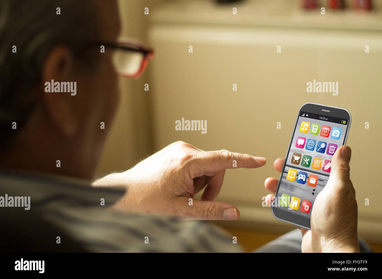 Concetto di tecnologia: Senior uomo con le finanze di app in un 3d generati sullo smartphone. Grafici dello schermo sono costituiti. Foto Stock