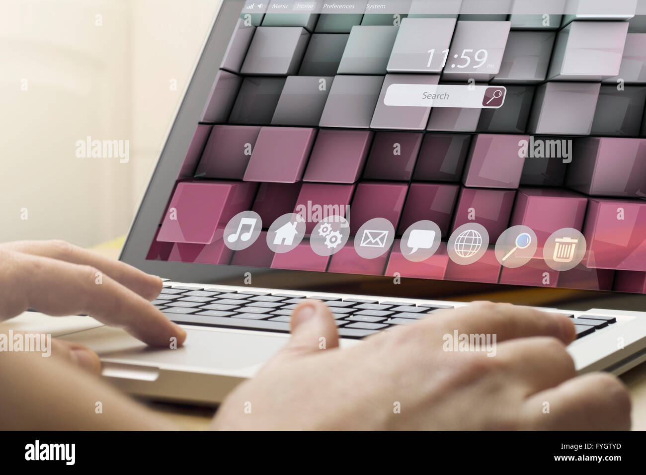 Home computing concetto: un uomo che sta utilizzando un computer portatile con interfaccia moderna sullo schermo Foto Stock