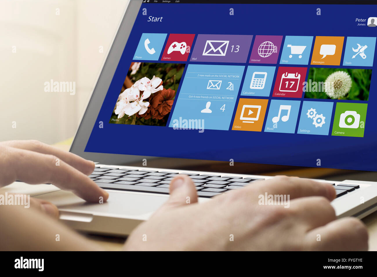 Home computing concetto: un uomo che sta utilizzando un computer portatile con interfaccia moderna sullo schermo Foto Stock