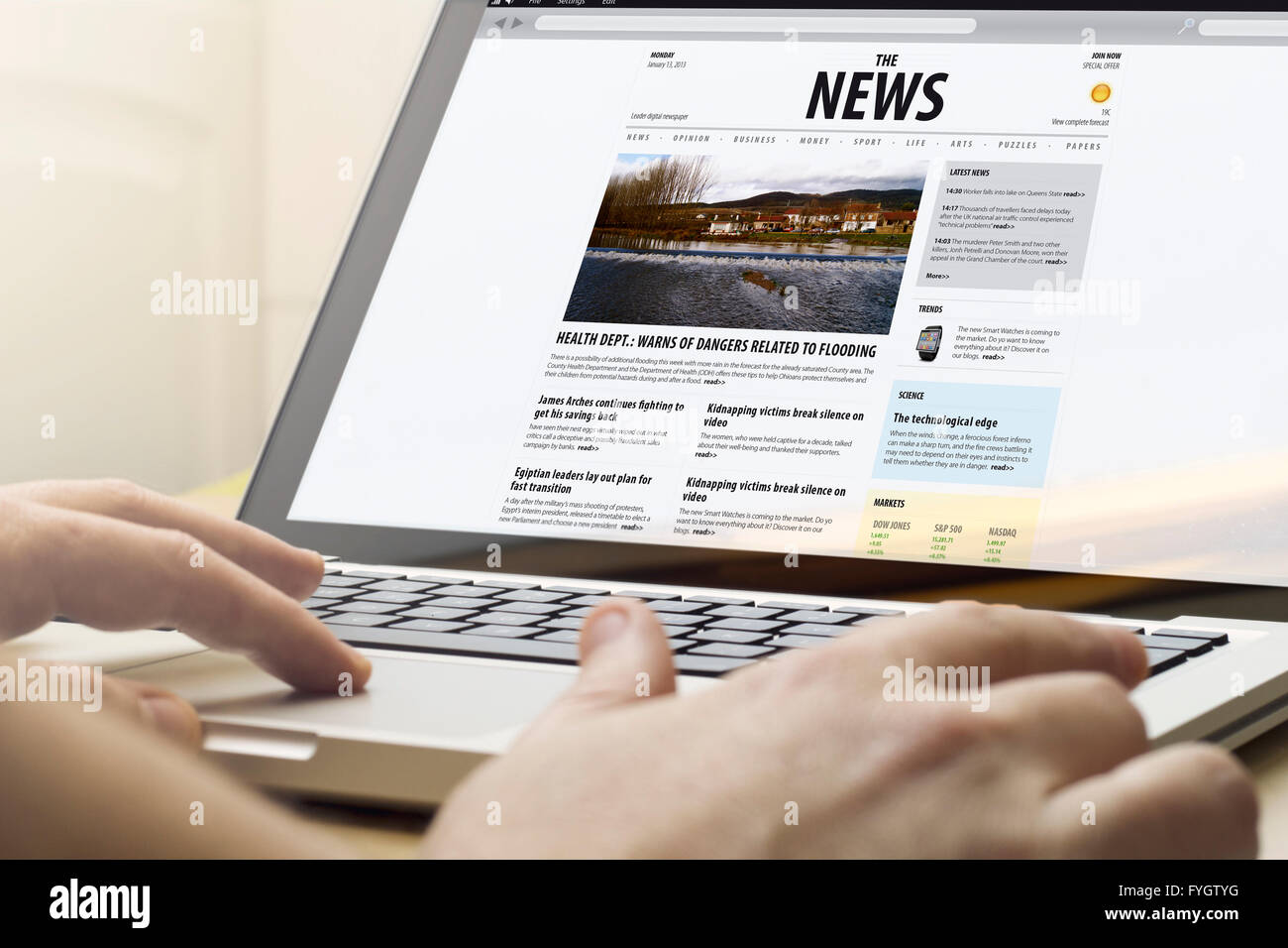 Home computing concetto: Uomo che utilizza un computer portatile per leggere le news Foto Stock