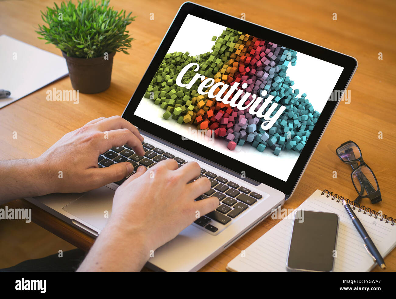 Il concetto di creatività. Close-up vista dall'alto di un designer che lavora su laptop. Tutti i grafici dello schermo sono costituiti. Foto Stock