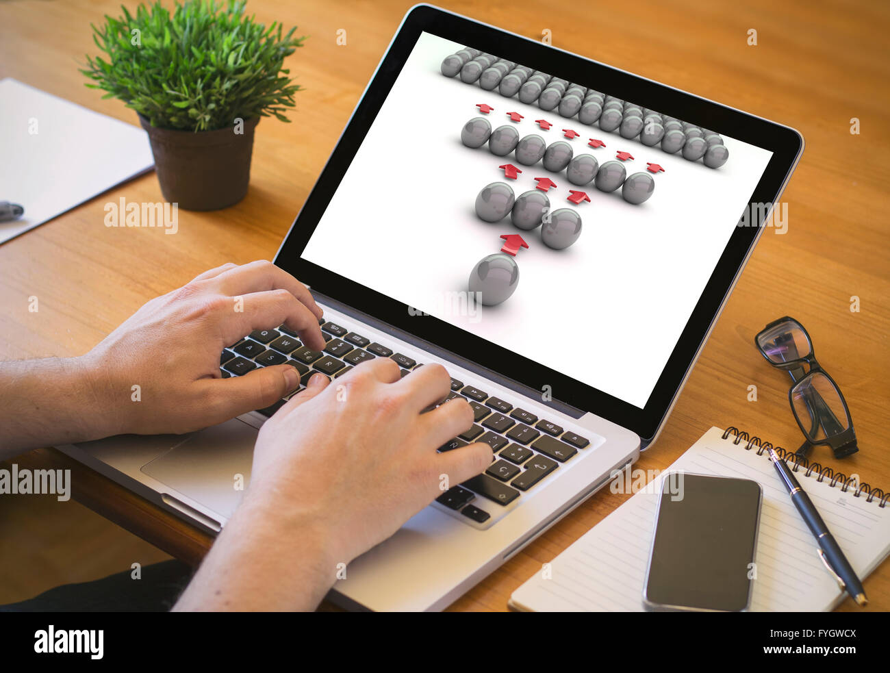 Viral marketing concetto. Close-up vista dall'alto di un coolhunter lavorando su laptop. Tutti i grafici dello schermo sono costituiti. Foto Stock