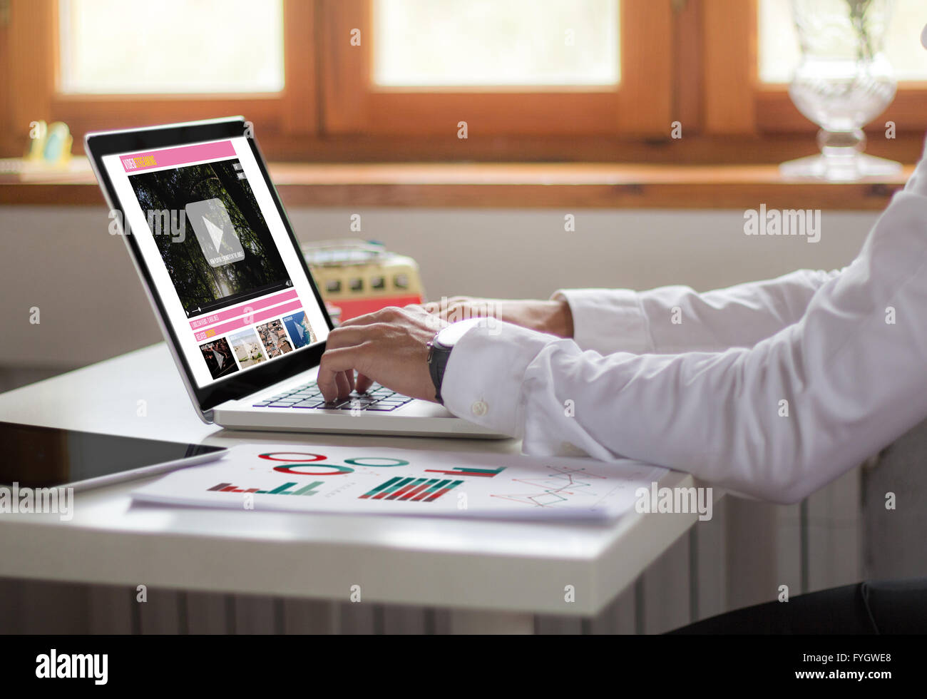 Imprenditore lavora con il portatile in ufficio. video pubblicità marketing concetto. Tutti i grafici dello schermo sono costituiti. Foto Stock