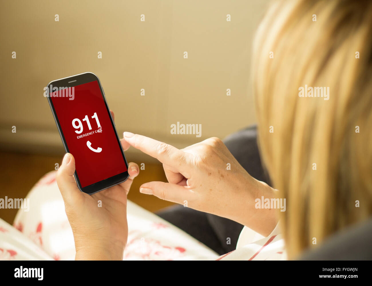 Aiutare il concetto: la donna matura con 3d generati smartphone touchscreen con la chiamata di emergenza sullo schermo. Grafici dello schermo sono realizzati Foto Stock