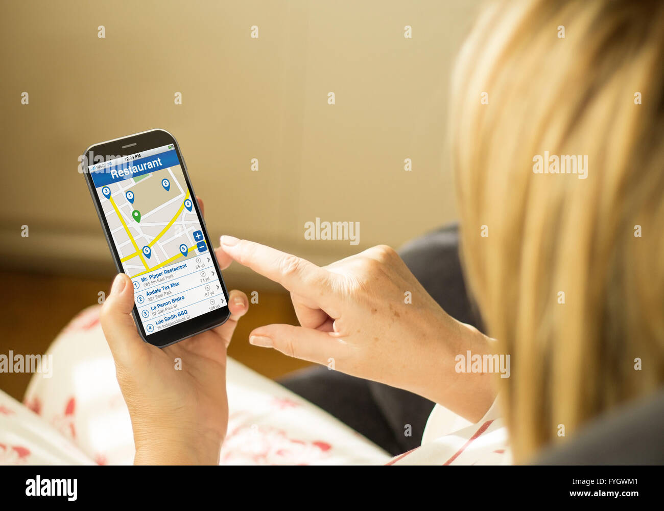 Lo stile di vita moderno concetto: donna matura con 3d generati smartphone touchscreen con ricerca ristorante sullo schermo. Tutto schermo Foto Stock