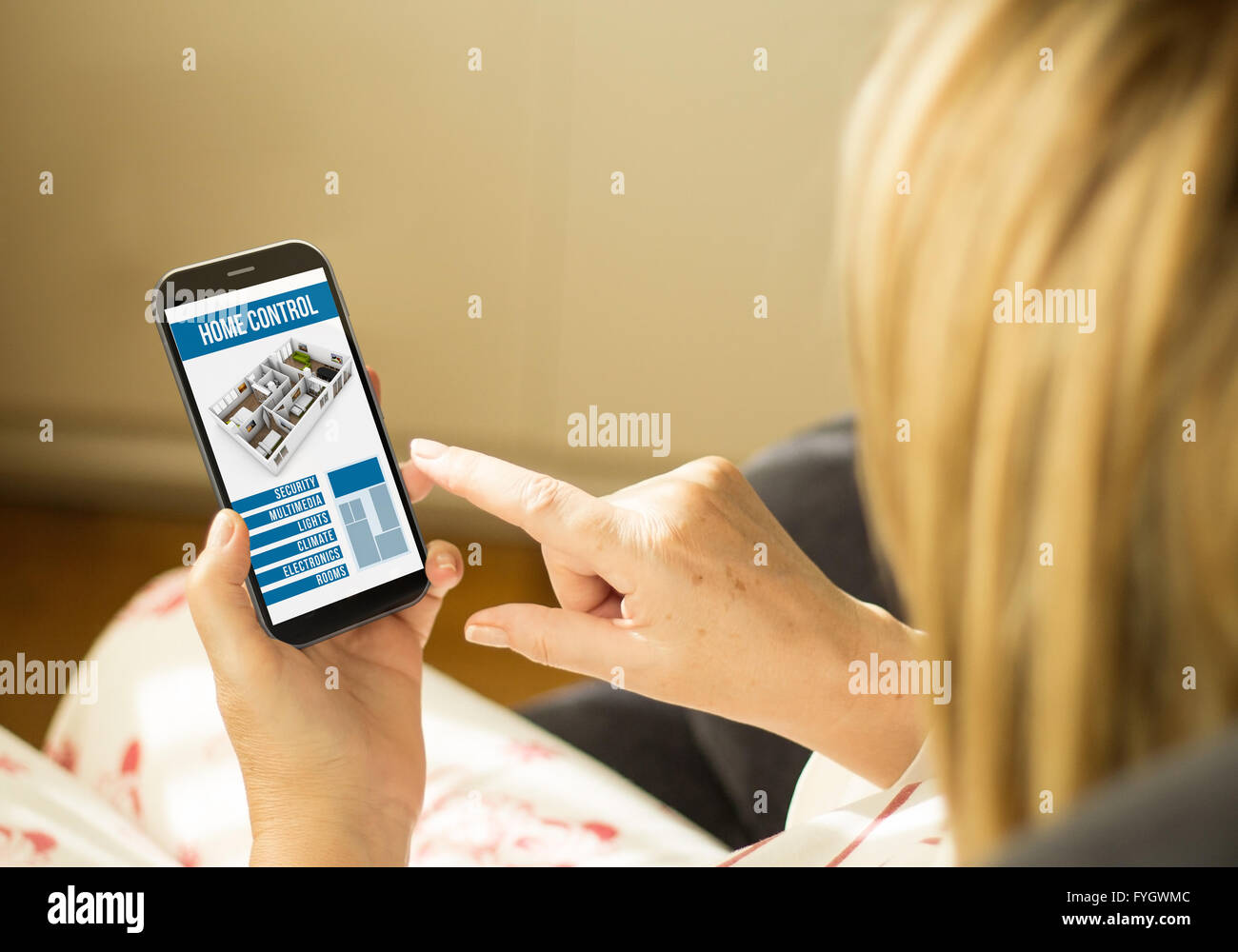 Donna matura tenendo un remote home il controllo online home automation system su un 3d generati smartphone touchscreen. Tutti gli screen gr Foto Stock