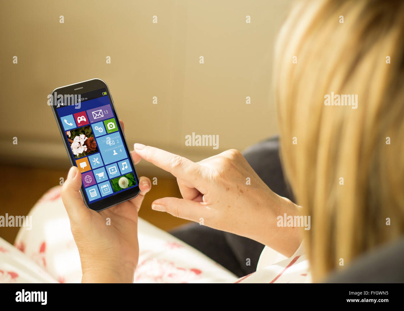 Wireless e mobilità il concetto: la giovane donna con un 3d generati sullo smartphone. Tutti i grafici dello schermo. Foto Stock