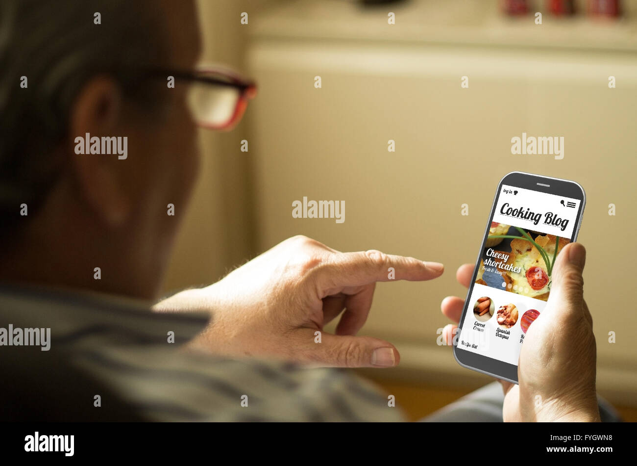 Moderno concetto di comunicazione: Senior uomo la lettura di un blog di cucina in un 3d generati sullo smartphone. Grafici dello schermo sono costituiti. Foto Stock