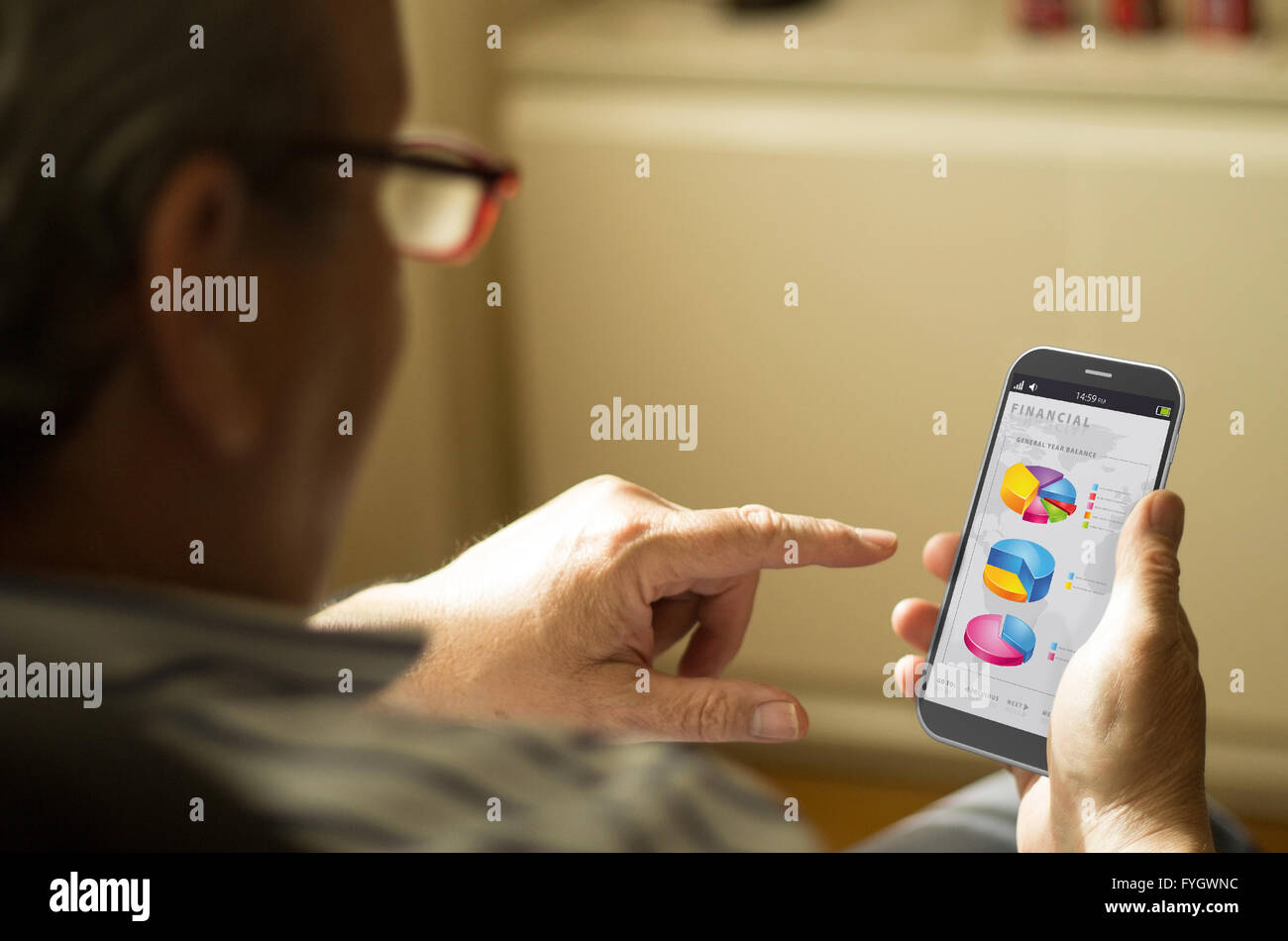 Business, mercato e concetto finanziario: Senior uomo con le finanze di app in un 3d generati sullo smartphone. Grafici dello schermo sono realizzati fino Foto Stock