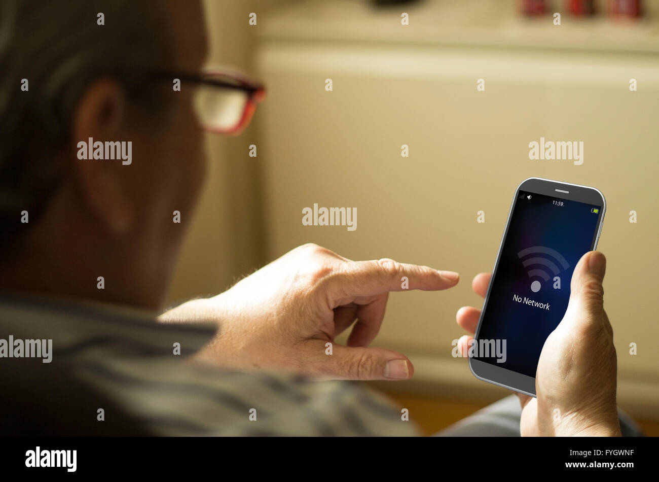 Cattiva copertura concetto: Senior uomo con nessuna schermata di rete su un 3d generati sullo smartphone. Grafici dello schermo sono costituiti. Foto Stock