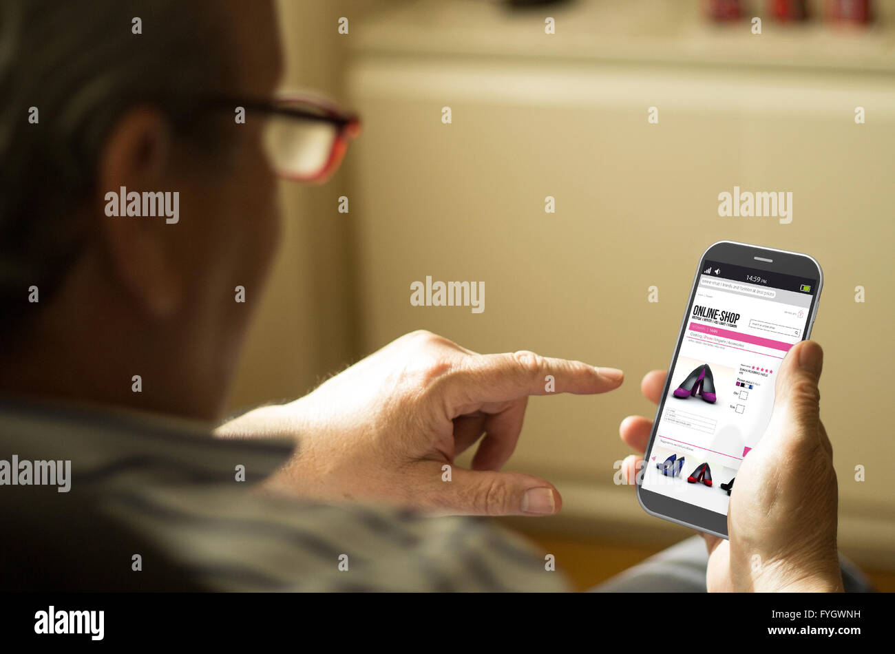 Shopping on-line concept: Senior uomo shopping online con un 3d generati sullo smartphone. Grafici dello schermo sono costituiti. Foto Stock