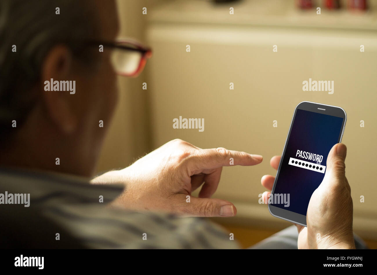 La sicurezza mobile concetto: Senior uomo scrivere una password in un 3d generati sullo smartphone. Grafici dello schermo sono costituiti. Foto Stock