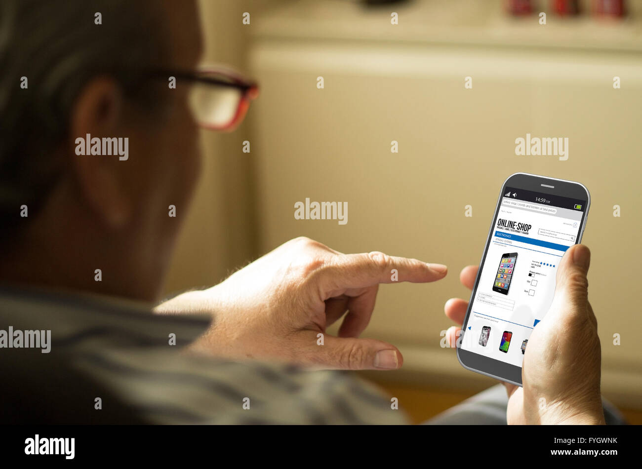 Shopping on-line concept: Senior uomo shopping online con un 3d generati sullo smartphone. Grafici dello schermo sono costituiti. Foto Stock