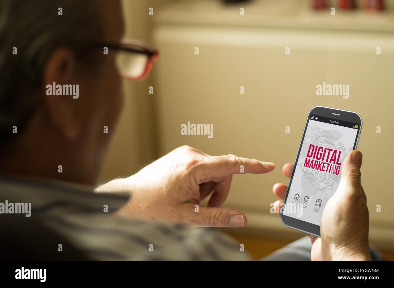 Il marketing digitale concetto: Senior uomo con il marketing digitale in un 3d generati sullo smartphone. Grafici dello schermo sono costituiti. Foto Stock