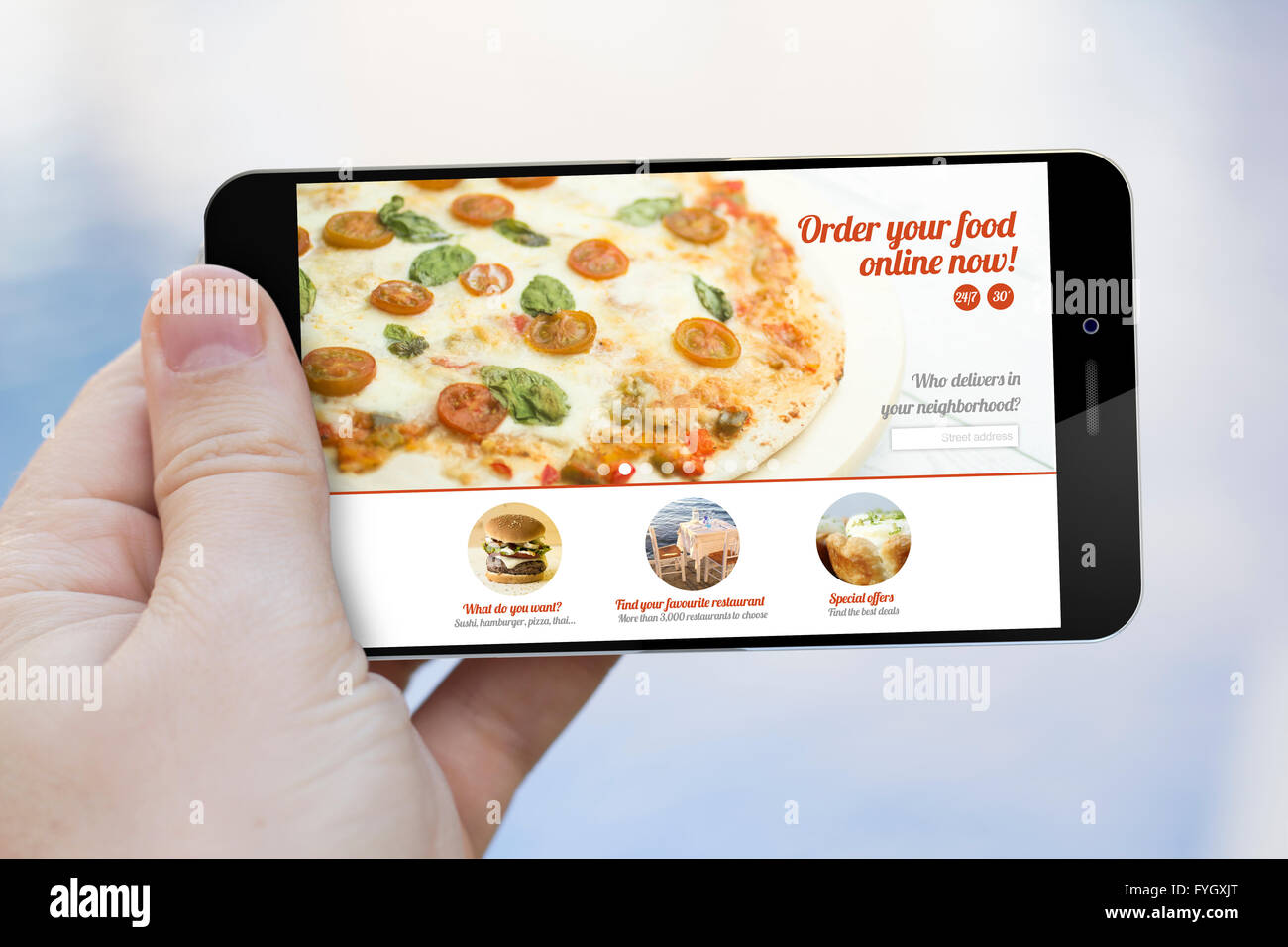 La tecnologia di consegna il concetto: la mano che regge un 3d generati smartphone che mostra il fast food sito web. Grafici dello schermo sono costituiti. Foto Stock